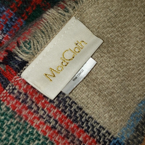 New Modcloth Loch and Key Tartan Blanket Scarf - Picture 4 of 8
